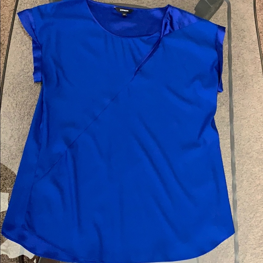 Express blouse with front twist